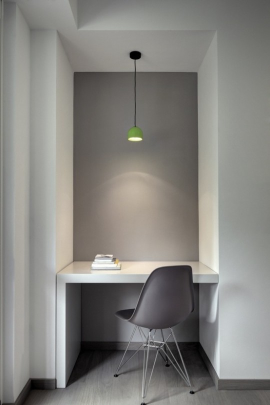Idée déco : Un petit bureau blanc devant un mur gris anthracite