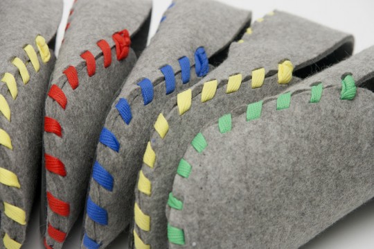 Lasso : Pantoufles en feutre gris avec un lacet en couleur