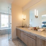 Salle de bain avec double vasque dans une maison des années 30 à San Francisco