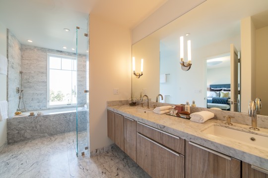 Salle de bain avec double vasque dans une maison des années 30 à San Francisco