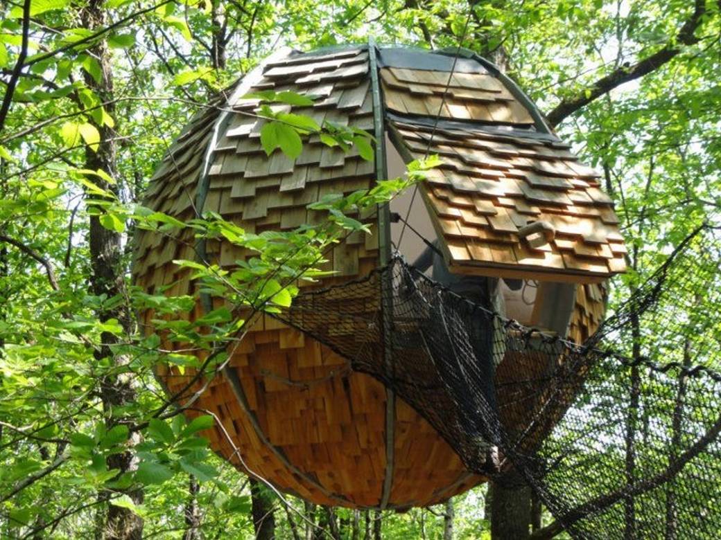Lov’nid, la cabane sphérique suspendue dans un arbre