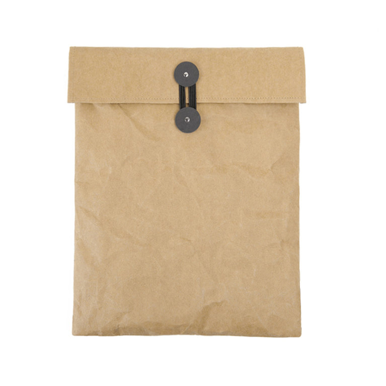 Une housse pour Macbook pro en forme d’enveloppe Kraft (avec un 2ème effet Kiss Cool à l’intérieur)