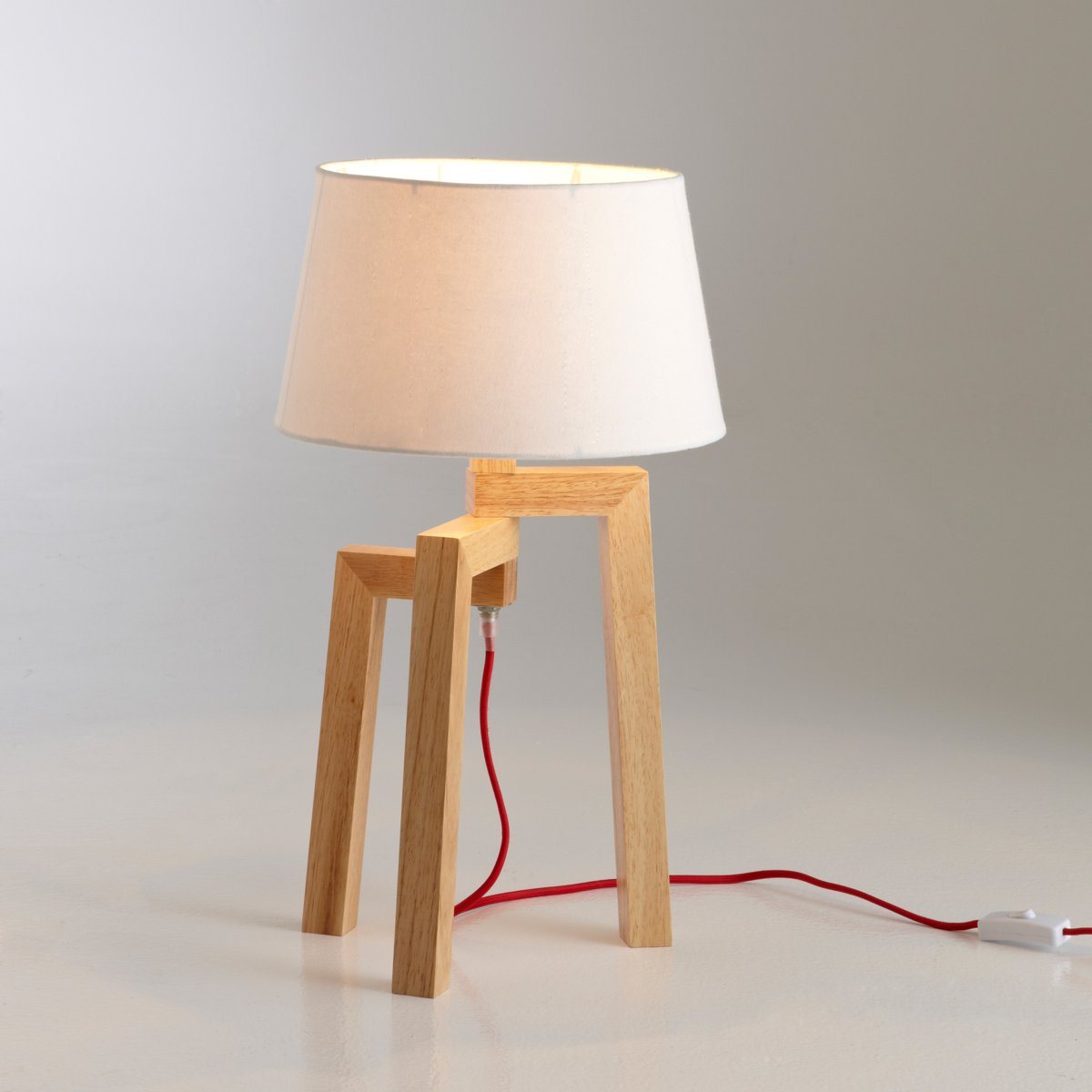 Pied de lampe en bois avec un fil rouge contrastant pas cher