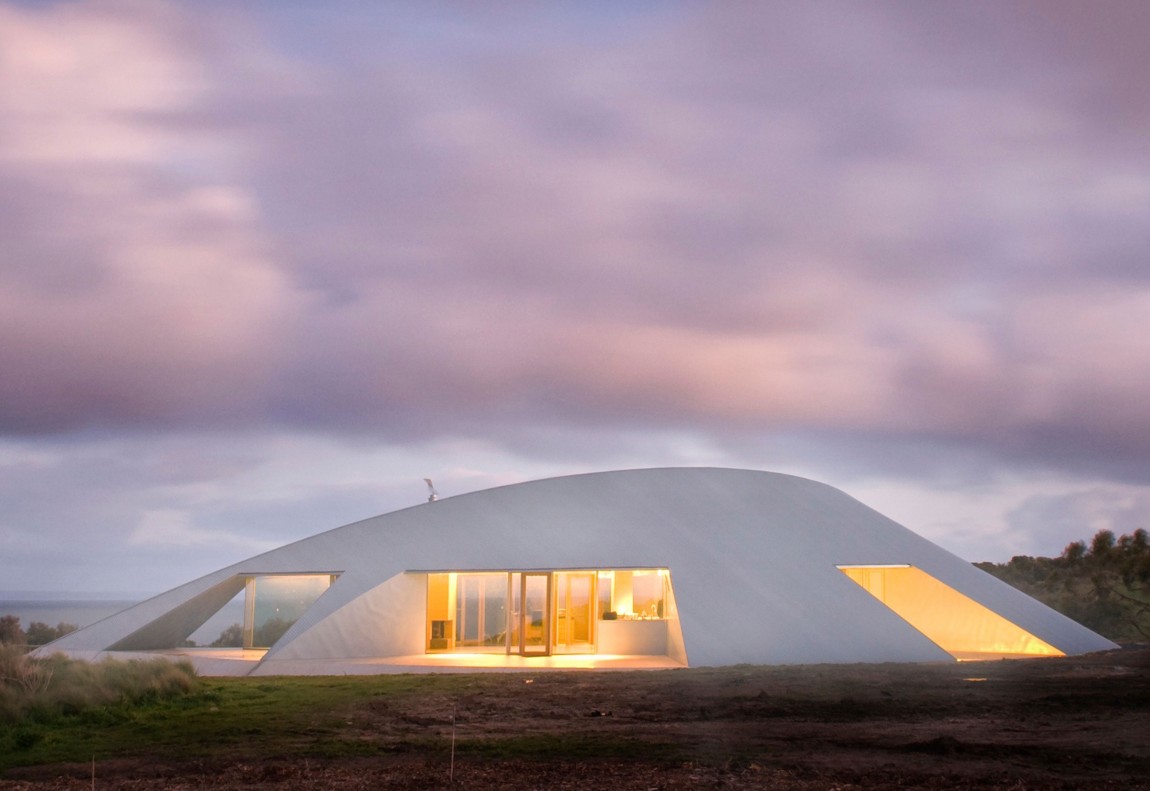 Une maison (soucoupe volante ?) posée au milieu d’un champ