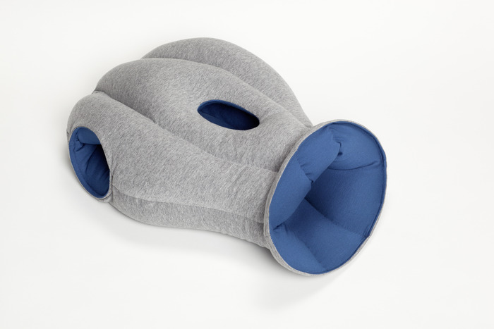 Ostrich Pillow : Le coussin cagoule pour faire la sieste au bureau