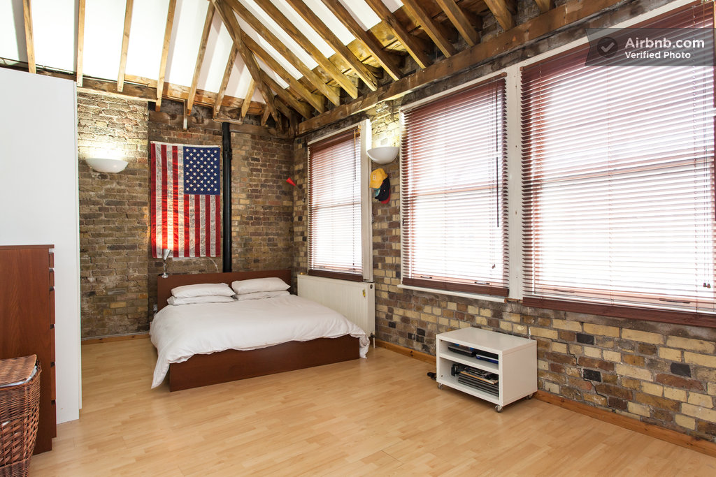 Un appartement loft (avec une boule disco) au coeur de Londres