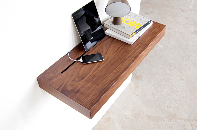 Tablette murale pour recharger et ranger smartphones et tablettes